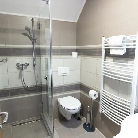 Cuha-gyoengye Apartmanhaz * Zirc